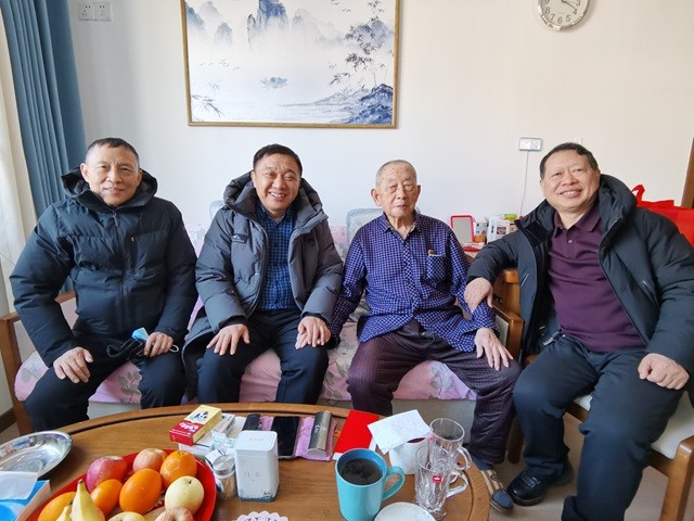 慰問老領(lǐng)導(dǎo).jpg